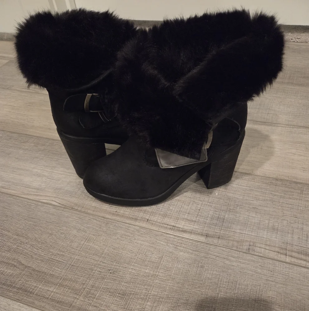 SM NEW YORK BLACK FAUX FUR BOOTIES SIZE 7 NEW